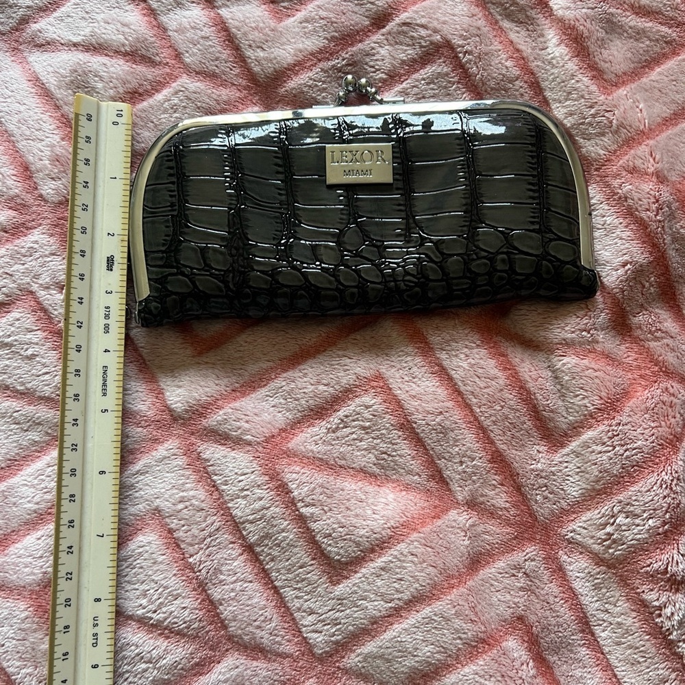 Black Crocodile-Embossed Women's Clutch - Picture 4 of 7
